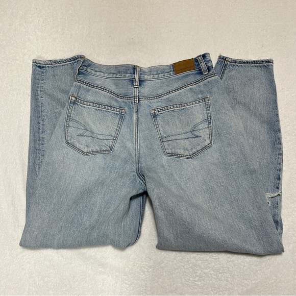 American Eagle Women's Jeans Distressed Relaxed Mom Light Wash Size 2 - Picture 7 of 16